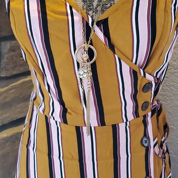 Cute dress and necklace combo - Picture 2 of 2